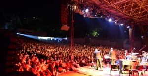 ABD'li müzik grubu Pink Martini Bursa'da konser verdi