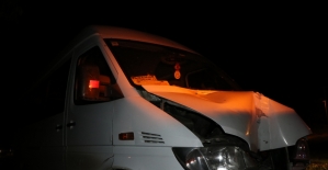 Düzensiz göçmenleri taşıyan minibüs direğe çarptı: 12 yaralı