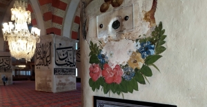 Eski Cami'deki “Kabe taşı“na ziyaretçi ilgisi
