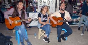 Genç müzisyenler şarkılarını sokak hayvanları için söylüyor