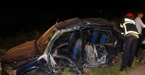 Otomobil aydınlatma direğine çarptı: 1 ölü, 3 yaralı