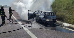 Yalova'da otoyolda seyir halindeki otomobil yandı