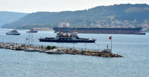 Bakıma götürülen tanker Çanakkale Boğazı'ndan geçirildi