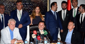 Bursaspor'da yeni yönetim mazbatasını aldı