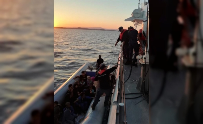 Denizde arızalanan bottaki düzensiz göçmenler kurtarıldı