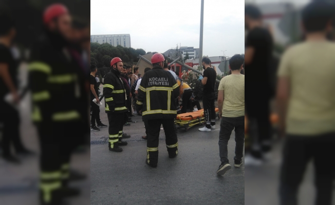 Gebze'de işçileri taşıyan minibüs devrildi: 9 yaralı
