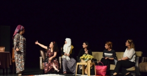 Kadın mahkumlar “kadına şiddeti“ sahnede anlattı
