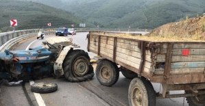 Kaza yapan traktör sürücüsü bariyeri aşıp uçuruma düştü