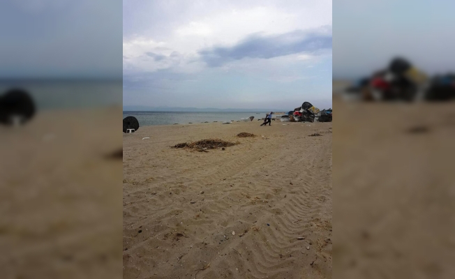 Sarımsaklı Plajı'nda askeri tatbikat alanındaki şemsiyeler kaldırıldı
