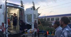 Trenin çarptığı kişi yaralandı