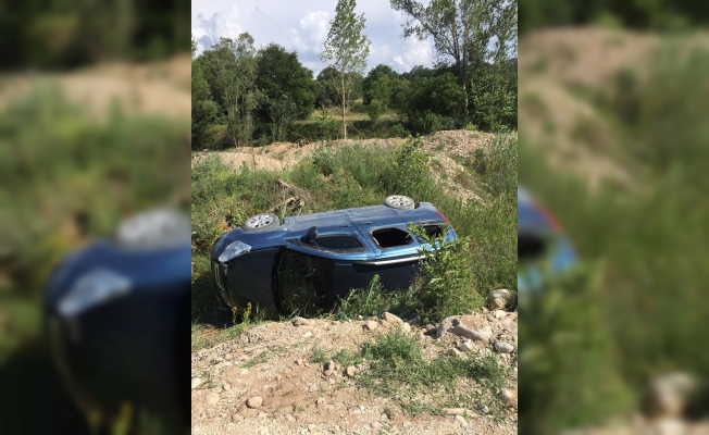 Yenipazar'da hafif ticari araç devrildi: 1 yaralı