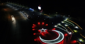 Al bayrağın rengini gece karanlığıyla bütünleştiren 15 Temmuz anıtı