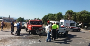Balıkesir'de iki kamyonet çarpıştı: 4 yaralı