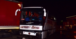 Bilecik'te yolcu otobüsü tıra çarptı: 17 yaralı