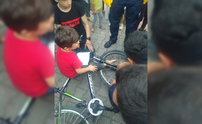 Bisiklet jantına ayağı sıkışan çocuk itfaiye ekiplerince kurtarıldı
