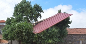 Çanakkale'de fırtına çatıları uçurdu, direkleri devirdi