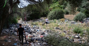 Gönüllüler göçmenlerden kalan atıkları temizledi