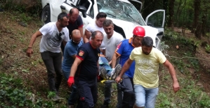 Kartepe'de otomobil ağaçlık alana devrildi: 1 ölü, 4 yaralı