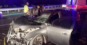 Otomobil, güvenlik şeridinde park halindeki tıra çarptı: 2 ölü