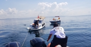 Su alan teknede mahsur kalan balıkçı kurtarıldı
