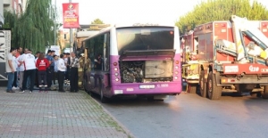 Halk otobüsü hafriyat tırına çarptı