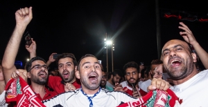 Liverpool taraftarlarından Taksim’de sevinç gösterisi