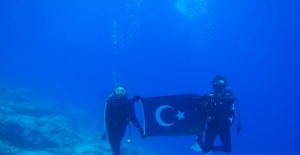 Saros Körfezi'nde dalgıçlar Türk bayrağı açtı