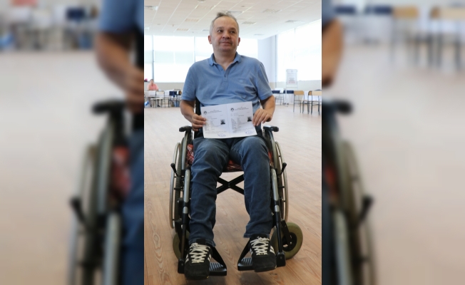 Tekerlekli sandalyesi ile engellilere örnek olacak