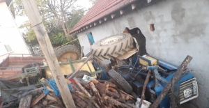 Ev ve ahırın duvarına çarpan traktörün sürücüsü öldü