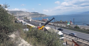 Anadolu Otoyolu'nda ambalajlı su yüklü tır devrildi