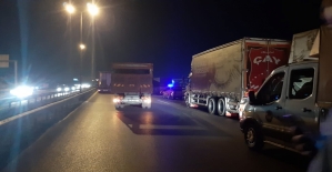 Kamyon devrildi, Anadolu Otoyolu trafiğe kapandı