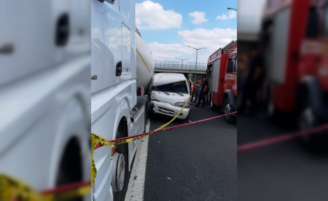 Sakarya'da minibüs ile tır çarpıştı: 1 ölü, 1 yaralı