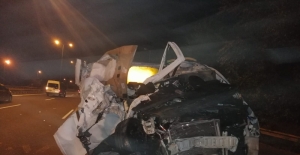 Sakarya'da otomobil tıra çarptı: 1 ölü, 3 yaralı
