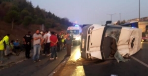 TEM Otoyolu'nda servis minibüsü devrildi : 5 yaralı