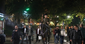 Atla şehir meydanında gezip Atatürk'ü canlandırdı