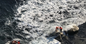 Balıkçılar kayalıklarda mahsur kaldı