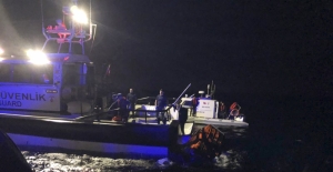 Balıkesir'in Ayvalık ilçesinde düzensiz göçmenleri taşıyan teknenin batması sonucu bir çocuk hayatını kaybetti, 33 kişi kurtarıldı, kayıp bir çocuğu arama çalışması başlatıldı.