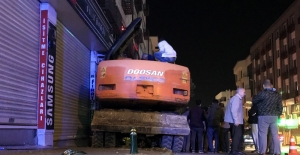 Bursa'da freni boşalan iş makinesi iki otomobile çarptı