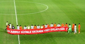 Kocaelispor-Kozanspor maçında Mehmetçiğe pankartlı destek