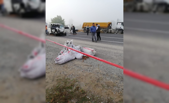 GÜNCELLEME - Bursa'da minibüs ile tır çarpıştı: 2 ölü, 1 yaralı