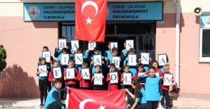 Köy okulundan Mehmetçik'e “Bayrak“ şiiriyle destek