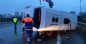 TEM Otoyolu'nda servis midibüsü devrildi: 16 yaralı
