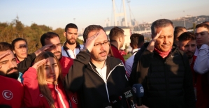 Bakan Kasapoğlu ve milli sporcular, 15 Temmuz Şehitler Anıtı'nı ziyaret etti