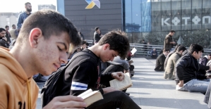 Gençler farkındalık için kent meydanında kitap okudu