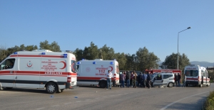Bursa'da minibüs ile hafif ticari araç çarpıştı: 10 yaralı