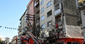 Bursa'da yangın çıkan apartmandaki 8 kişi dumandan etkilendi