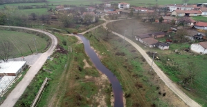 Edirne'de Hasan Ağa Deresi kirlilik kaynaklı koyu kahverengi akıyor