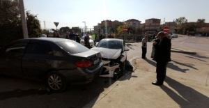 Gebze'de  iki otomobilin çarpıştığı kazada 4 kişi yaralandı