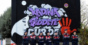 Kadın astsubaylar trafo binasına grafiti yaparak şiddete dikkat çekti