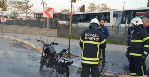 Kocaeli'de ceza yazılan ehliyetsiz sürücü motosikleti yaktı